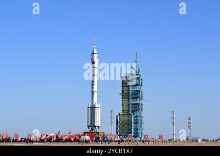 (241022) -- JIUQUAN, 22. Oktober 2024 (Xinhua) -- dieses am 22. Oktober 2024 aufgenommene Foto zeigt die Kombination des Raumschiffs Shenzhou-19 und einer langen Trägerrakete März-2F, die zum Startgebiet gebracht wird. Die Kombination wurde auf den Startplatz übertragen, sagte die China Manned Space Agency (CMSA) am Dienstag. Quelle: Xinhua/Alamy Live News Stockfoto