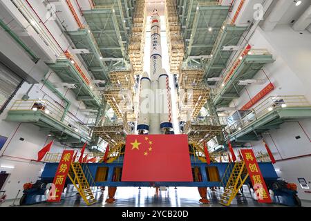 (241022) -- JIUQUAN, 22. Oktober 2024 (Xinhua) -- dieses am 22. Oktober 2024 aufgenommene Foto zeigt die Kombination des Raumschiffs Shenzhou-19 und einer langen Trägerrakete März-2F, die zum Startgebiet gebracht wird. Die Kombination wurde auf den Startplatz übertragen, sagte die China Manned Space Agency (CMSA) am Dienstag. Quelle: Xinhua/Alamy Live News Stockfoto