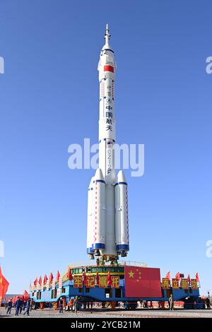 (241022) -- JIUQUAN, 22. Oktober 2024 (Xinhua) -- dieses am 22. Oktober 2024 aufgenommene Foto zeigt die Kombination des Raumschiffs Shenzhou-19 und einer langen Trägerrakete März-2F, die zum Startgebiet gebracht wird. Die Kombination wurde auf den Startplatz übertragen, sagte die China Manned Space Agency (CMSA) am Dienstag. Quelle: Xinhua/Alamy Live News Stockfoto