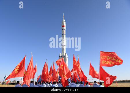 (241022) -- JIUQUAN, 22. Oktober 2024 (Xinhua) -- dieses am 22. Oktober 2024 aufgenommene Foto zeigt die Kombination des Raumschiffs Shenzhou-19 und einer langen Trägerrakete März-2F, die zum Startgebiet gebracht wird. Die Kombination wurde auf den Startplatz übertragen, sagte die China Manned Space Agency (CMSA) am Dienstag. Quelle: Xinhua/Alamy Live News Stockfoto