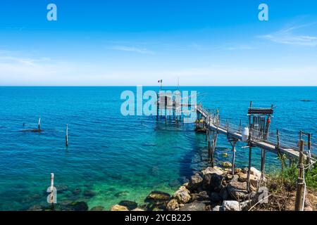 Trabocco alte Holzfischmaschine entlang der Adriaküste. Foto mit langer Belichtung. San Vito Chietino, Region Abruzzen, Italien Stockfoto