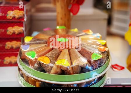Side, Türkei - 08.06.2024: Verschiedene türkische Gewürze auf einem lokalen Basar. Redaktionelle Verwendung. Stockfoto