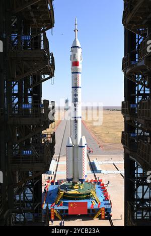 (241022) -- JIUQUAN, 22. Oktober 2024 (Xinhua) -- dieses am 22. Oktober 2024 aufgenommene Foto zeigt die Kombination des Raumschiffs Shenzhou-19 und einer langen Trägerrakete März-2F, die zum Startgebiet gebracht wird. Die Kombination wurde auf den Startplatz übertragen, sagte die China Manned Space Agency (CMSA) am Dienstag. Quelle: Xinhua/Alamy Live News Stockfoto