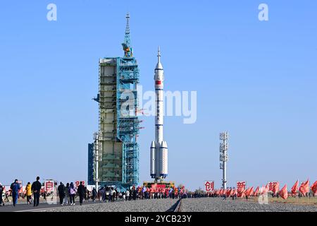 (241022) -- JIUQUAN, 22. Oktober 2024 (Xinhua) -- dieses am 22. Oktober 2024 aufgenommene Foto zeigt die Kombination des Raumschiffs Shenzhou-19 und einer langen Trägerrakete März-2F, die zum Startgebiet gebracht wird. Die Kombination wurde auf den Startplatz übertragen, sagte die China Manned Space Agency (CMSA) am Dienstag. Quelle: Xinhua/Alamy Live News Stockfoto