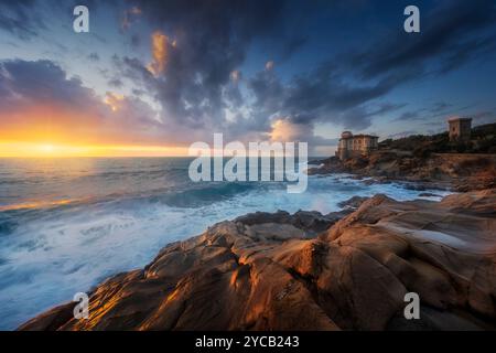 Boccale Castle und die Sandsteinfelsen von Romito während eines Sturms bei Sonnenuntergang. Livorno, Toskana, Italien, Europa Stockfoto