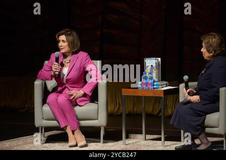 Miami, USA. Oktober 2024. Die ehemalige Sprecherin des Repräsentantenhauses der Vereinigten Staaten, Nancy Pelosi, spricht im Gespräch mit der ehemaligen Repräsentantin Donna Shalala über „The Art of Power: My Story as America's First Woman Speaker of the House“, präsentiert die Books & Books Literary Foundation in Partnerschaft mit dem Adrienne Arsht Center und der Miami Book Fair im Adrienne Arsht Center, Ziff Ballet Opera House am 21. Oktober 2024 in Miami, Florida. (Foto: JL/SIPA USA) Credit: SIPA USA/Alamy Live News Stockfoto