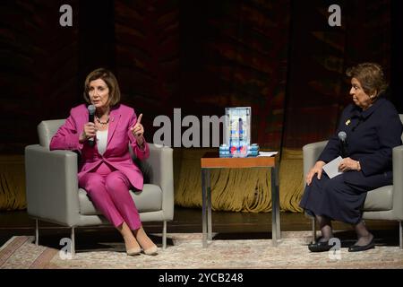 Miami, USA. Oktober 2024. Die ehemalige Sprecherin des Repräsentantenhauses der Vereinigten Staaten, Nancy Pelosi, spricht im Gespräch mit der ehemaligen Repräsentantin Donna Shalala über „The Art of Power: My Story as America's First Woman Speaker of the House“, präsentiert die Books & Books Literary Foundation in Partnerschaft mit dem Adrienne Arsht Center und der Miami Book Fair im Adrienne Arsht Center, Ziff Ballet Opera House am 21. Oktober 2024 in Miami, Florida. (Foto: JL/SIPA USA) Credit: SIPA USA/Alamy Live News Stockfoto