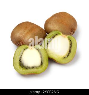 Ganze und halbierte frische Schmetterling Kiwi Frucht, doppelte Kiwi, Nahaufnahme isoliert auf weißem Hintergrund Stockfoto