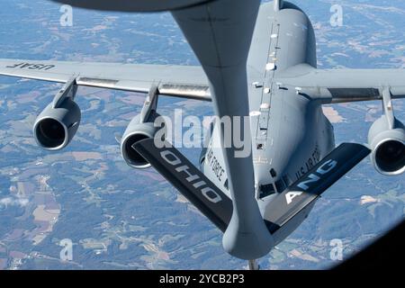 Ein KC-135 Stratotanker, der dem 121. Luftbetankungsflügel der Rickenbacker Air National Guard Base in Columbus, Ohio, zugeordnet ist, betankt einen C-17 Globemaster ov Stockfoto