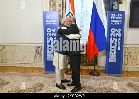 Kasan, Russland. Oktober 2024. Der russische Präsident Wladimir Putin, rechts, umarmt den indischen Premierminister Narendra Modi vor einem bilateralen Treffen am Rande des 16. BRICS-Gipfels am 22. Oktober 2024 in Kasan, Tatarstan, Russland. Quelle: Kristina Kormilitsyna/Brics-Russia2024.Ru/Alamy Live News Stockfoto