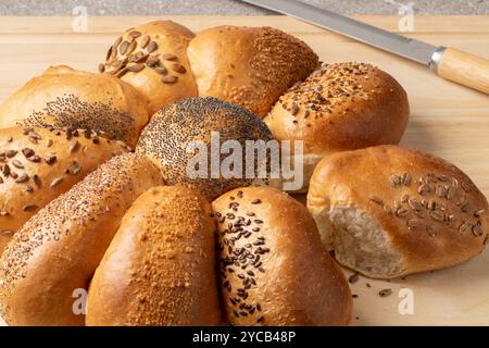 Frisches hausgemachtes Brot aus Weizen in Blütenform mit einer Variation gesunder Samen aus nächster Nähe Stockfoto