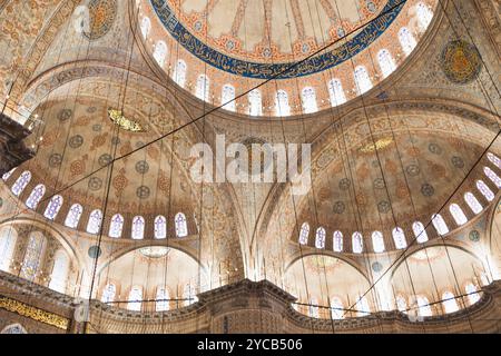 Innenansicht der kunstvoll verzierten Decke der Blauen Moschee oder des Sultanahmet Camii in Istanbul, die islamische Architektur mit raffiniertem Design zeigt Stockfoto