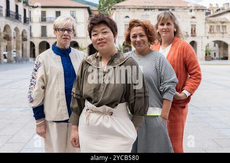 Eine vielfältige Gruppe von vier Frauen steht selbstbewusst auf einem öffentlichen Platz zusammen und zeigt verschiedene Stile und Persönlichkeiten, was die Einheit und die Fr Stockfoto