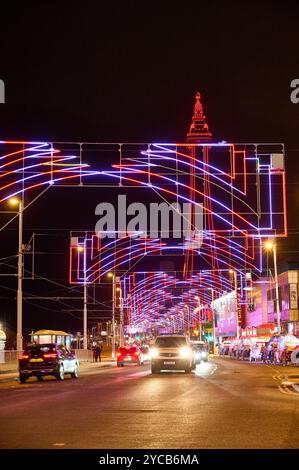 Verkehr, der durch die Beleuchtung von Blackpool fährt Stockfoto