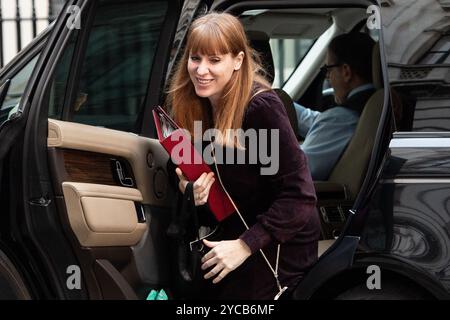 London, England, Großbritannien. Oktober 2024. ANGELA RAYNER, stellvertretende Premierministerin des Vereinigten Königreichs und Staatssekretärin für Wohnungsbau, Gemeinschaften und lokale Verwaltung, trifft zu einer Kabinettssitzung in der Downing Street ein. (Kreditbild: © Thomas Krych/ZUMA Press Wire) NUR REDAKTIONELLE VERWENDUNG! Nicht für kommerzielle ZWECKE! Quelle: ZUMA Press, Inc./Alamy Live News Stockfoto