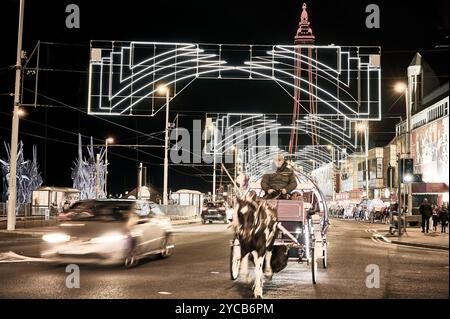 Verkehr, der durch die Beleuchtung von Blackpool fährt Stockfoto
