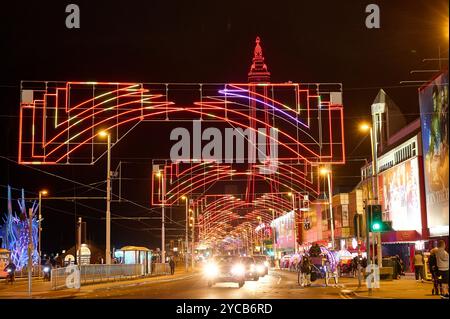 Verkehr, der durch die Beleuchtung von Blackpool fährt Stockfoto