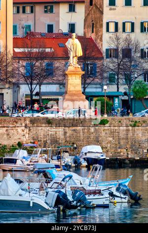 Blick auf die Piazza Garibaldi in Livorno, Italien, mit der Statue von Giuseppe Garibaldi, dem italienischen Nationalhelden Stockfoto