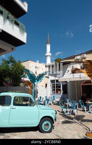 Ein Café mit blauem Thema in der Altstadt von Skopje, Republik Nordmazedonien, Balkan. Stockfoto