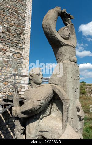 Das Denkmal „Stärke, Ruhm und Sieg“, geschaffen von Jordan Grabul. Festung Skopje (Kale), Nordmazedonien, Balkan. Stockfoto