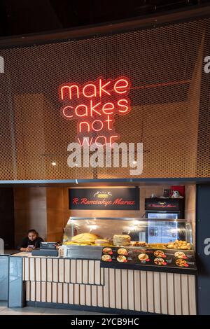 'Slogan ''Kuchen machen nicht Krieg'', Food Court, Food Hall, Restaurants, Tribeca Mall, Einkaufszentrum, riesig, gigantisch, modern, Indischer Ozean, Insel, Maurit Stockfoto