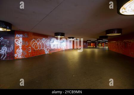 Komplett vernachlässigt, schmutzige Unterführung, Messedamm, zwischen International Congress Center, ICC, Bushaltestelle, ZOB, Architekt Rainer Gerhard Rümmler, verloren Stockfoto