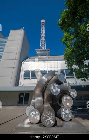 Plastik durch Vandalismus entstellt, Kunstobjekt, Berliner Funkturm, Westend, ICC, Messedamm, Messegelände, Berlin, Deutschland, durch Vandalismus verunsta Stockfoto