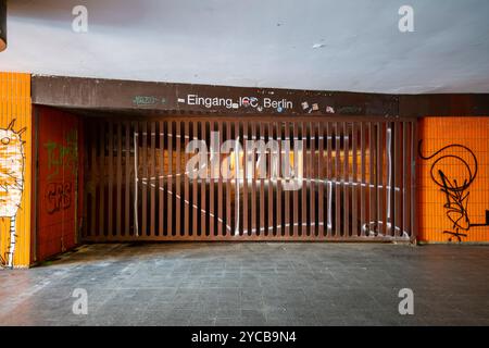 Komplett vernachlässigt, schmutzige Unterführung, Messedamm, zwischen International Congress Center, ICC, Bushaltestelle, ZOB, Architekt Rainer Gerhard Rümmler, verloren Stockfoto