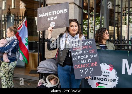 Dublin, Irland – 22. Oktober 2024. Mitglieder der irischen Gesundheitspersonal für Palästina versammeln sich am ersten Tag ihres dreitägigen Protestes vor dem Leinster House. Foto: Liam Murphy / Alamy Stockfoto