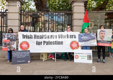 Dublin, Irland – 22. Oktober 2024. Mitglieder der irischen Gesundheitspersonal für Palästina versammeln sich am ersten Tag ihres dreitägigen Protestes vor dem Leinster House. Foto: Liam Murphy / Alamy Stockfoto