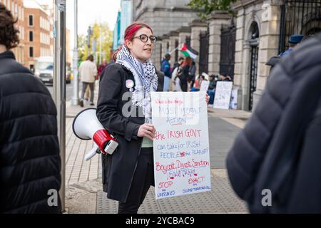 Dublin, Irland – 22. Oktober 2024. Mitglieder der irischen Gesundheitspersonal für Palästina versammeln sich am ersten Tag ihres dreitägigen Protestes vor dem Leinster House. Foto: Liam Murphy / Alamy Stockfoto