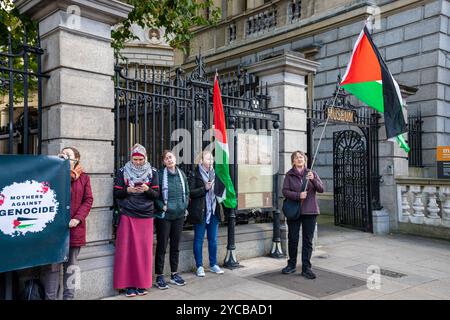 Dublin, Irland – 22. Oktober 2024. Mitglieder der irischen Gesundheitspersonal für Palästina versammeln sich am ersten Tag ihres dreitägigen Protestes vor dem Leinster House. Foto: Liam Murphy / Alamy Stockfoto