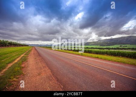 Die malerische Straße führt durch Südafrikas bergige Drakensberg-Region. Stockfoto