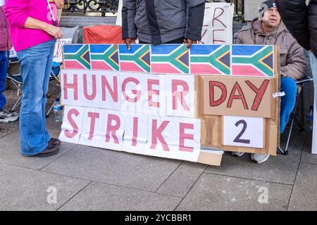 Oktober 2024. Vor dem Leinster House findet ein Hungerstreik statt, der den Schutz der Südafrikaner in Irland fordert. Foto: Liam Murphy / Alamy Stockfoto