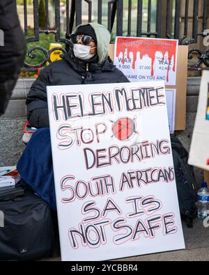 Oktober 2024. Vor dem Leinster House findet ein Hungerstreik statt, der den Schutz der Südafrikaner in Irland fordert. Foto: Liam Murphy / Alamy Stockfoto