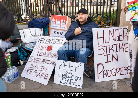 Oktober 2024. Vor dem Leinster House findet ein Hungerstreik statt, der den Schutz der Südafrikaner in Irland fordert. Foto: Liam Murphy / Alamy Stockfoto