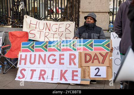 Oktober 2024. Vor dem Leinster House findet ein Hungerstreik statt, der den Schutz der Südafrikaner in Irland fordert. Foto: Liam Murphy / Alamy Stockfoto