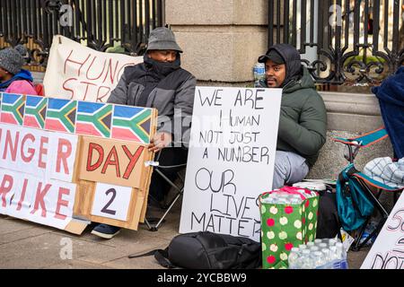 Oktober 2024. Vor dem Leinster House findet ein Hungerstreik statt, der den Schutz der Südafrikaner in Irland fordert. Foto: Liam Murphy / Alamy Stockfoto