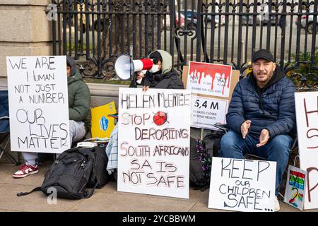 Oktober 2024. Vor dem Leinster House findet ein Hungerstreik statt, der den Schutz der Südafrikaner in Irland fordert. Foto: Liam Murphy / Alamy Stockfoto