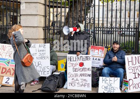 Oktober 2024. Vor dem Leinster House findet ein Hungerstreik statt, der den Schutz der Südafrikaner in Irland fordert. Foto: Liam Murphy / Alamy Stockfoto