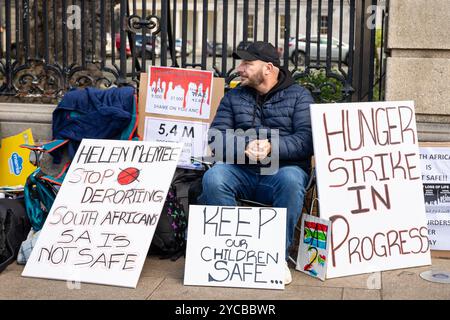 Oktober 2024. Vor dem Leinster House findet ein Hungerstreik statt, der den Schutz der Südafrikaner in Irland fordert. Foto: Liam Murphy / Alamy Stockfoto