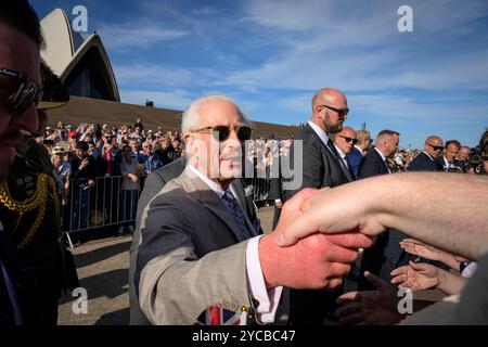 Sydney, Australien. Oktober 2024. König Charles begrüßt die Öffentlichkeit vor dem Opernhaus. König Charles und Königin Camilla trafen sich am 22. Oktober 2024 im Opernhaus in Sydney. Ihre Majesties werden ab dem 18. Oktober 2024 in Australien sein, was den ersten Besuch von König Charles als Souverän in Australien feiert, und werden sich am 23. Oktober 2024 nach Samoa begeben, um die Regierungschefs des Commonwealth zu treffen. Quelle: SOPA Images Limited/Alamy Live News Stockfoto