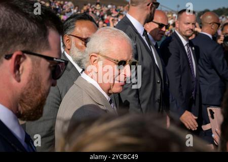 Sydney, Australien. Oktober 2024. König Charles begrüßt die Öffentlichkeit vor dem Opernhaus. König Charles und Königin Camilla trafen sich am 22. Oktober 2024 im Opernhaus in Sydney. Ihre Majesties werden ab dem 18. Oktober 2024 in Australien sein, was den ersten Besuch von König Charles als Souverän in Australien feiert, und werden sich am 23. Oktober 2024 nach Samoa begeben, um die Regierungschefs des Commonwealth zu treffen. Quelle: SOPA Images Limited/Alamy Live News Stockfoto