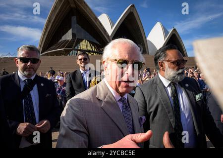 Sydney, Australien. Oktober 2024. König Charles begrüßt die Öffentlichkeit vor dem Opernhaus. König Charles und Königin Camilla trafen sich am 22. Oktober 2024 im Opernhaus in Sydney. Ihre Majesties werden ab dem 18. Oktober 2024 in Australien sein, was den ersten Besuch von König Charles als Souverän in Australien feiert, und werden sich am 23. Oktober 2024 nach Samoa begeben, um die Regierungschefs des Commonwealth zu treffen. Quelle: SOPA Images Limited/Alamy Live News Stockfoto