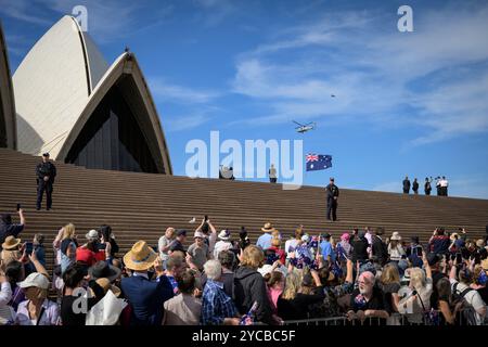 Sydney, Australien. Oktober 2024. Es wird ein Hubschrauber gesehen, der die australische Nationalflagge über dem Opernhaus trägt. König Charles und Königin Camilla trafen sich am 22. Oktober 2024 im Opernhaus in Sydney. Ihre Majesties werden ab dem 18. Oktober 2024 in Australien sein, was den ersten Besuch von König Charles als Souverän in Australien feiert, und werden sich am 23. Oktober 2024 nach Samoa begeben, um die Regierungschefs des Commonwealth zu treffen. Quelle: SOPA Images Limited/Alamy Live News Stockfoto