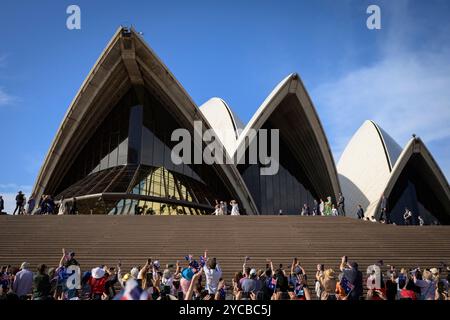 Sydney, Australien. Oktober 2024. König Charles und Königin Camilla winken den Menschenmassen im Opernhaus mit den Händen. König Charles und Königin Camilla trafen sich am 22. Oktober 2024 im Opernhaus in Sydney. Ihre Majesties werden ab dem 18. Oktober 2024 in Australien sein, was den ersten Besuch von König Charles als Souverän in Australien feiert, und werden sich am 23. Oktober 2024 nach Samoa begeben, um die Regierungschefs des Commonwealth zu treffen. Quelle: SOPA Images Limited/Alamy Live News Stockfoto