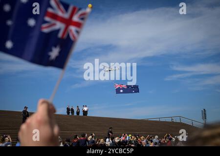 Sydney, Australien. Oktober 2024. Es wird ein Hubschrauber gesehen, der die australische Nationalflagge über dem Opernhaus trägt. König Charles und Königin Camilla trafen sich am 22. Oktober 2024 im Opernhaus in Sydney. Ihre Majesties werden ab dem 18. Oktober 2024 in Australien sein, was den ersten Besuch von König Charles als Souverän in Australien feiert, und werden sich am 23. Oktober 2024 nach Samoa begeben, um die Regierungschefs des Commonwealth zu treffen. Quelle: SOPA Images Limited/Alamy Live News Stockfoto