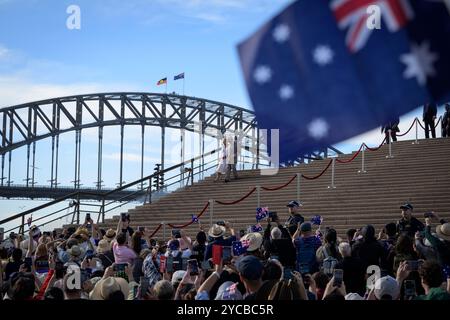 Sydney, Australien. Oktober 2024. König Charles und Königin Camilla werden die Treppe des Opernhauses hinunter laufen sehen, um sich mit Mitgliedern der Öffentlichkeit zu treffen. König Charles und Königin Camilla trafen sich am 22. Oktober 2024 im Opernhaus in Sydney. Ihre Majesties werden ab dem 18. Oktober 2024 in Australien sein, was den ersten Besuch von König Charles als Souverän in Australien feiert, und werden sich am 23. Oktober 2024 nach Samoa begeben, um die Regierungschefs des Commonwealth zu treffen. Quelle: SOPA Images Limited/Alamy Live News Stockfoto