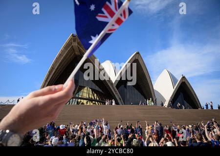 Sydney, Australien. Oktober 2024. König Charles und Königin Camilla winken den Menschenmassen im Opernhaus mit den Händen. König Charles und Königin Camilla trafen sich am 22. Oktober 2024 im Opernhaus in Sydney. Ihre Majesties werden ab dem 18. Oktober 2024 in Australien sein, was den ersten Besuch von König Charles als Souverän in Australien feiert, und werden sich am 23. Oktober 2024 nach Samoa begeben, um die Regierungschefs des Commonwealth zu treffen. Quelle: SOPA Images Limited/Alamy Live News Stockfoto
