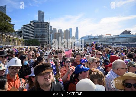 Sydney, Australien. Oktober 2024. Tausende von Menschen warten vor dem Opernhaus, um die Royals zu begrüßen. König Charles und Königin Camilla trafen sich am 22. Oktober 2024 im Opernhaus in Sydney. Ihre Majesties werden ab dem 18. Oktober 2024 in Australien sein, was den ersten Besuch von König Charles als Souverän in Australien feiert, und werden sich am 23. Oktober 2024 nach Samoa begeben, um die Regierungschefs des Commonwealth zu treffen. Quelle: SOPA Images Limited/Alamy Live News Stockfoto